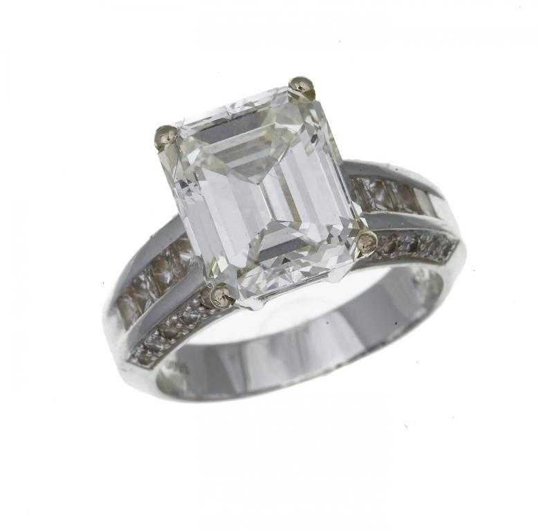 Appraisal: A DIAMOND RING the emerald cut diamond weighing approx cts