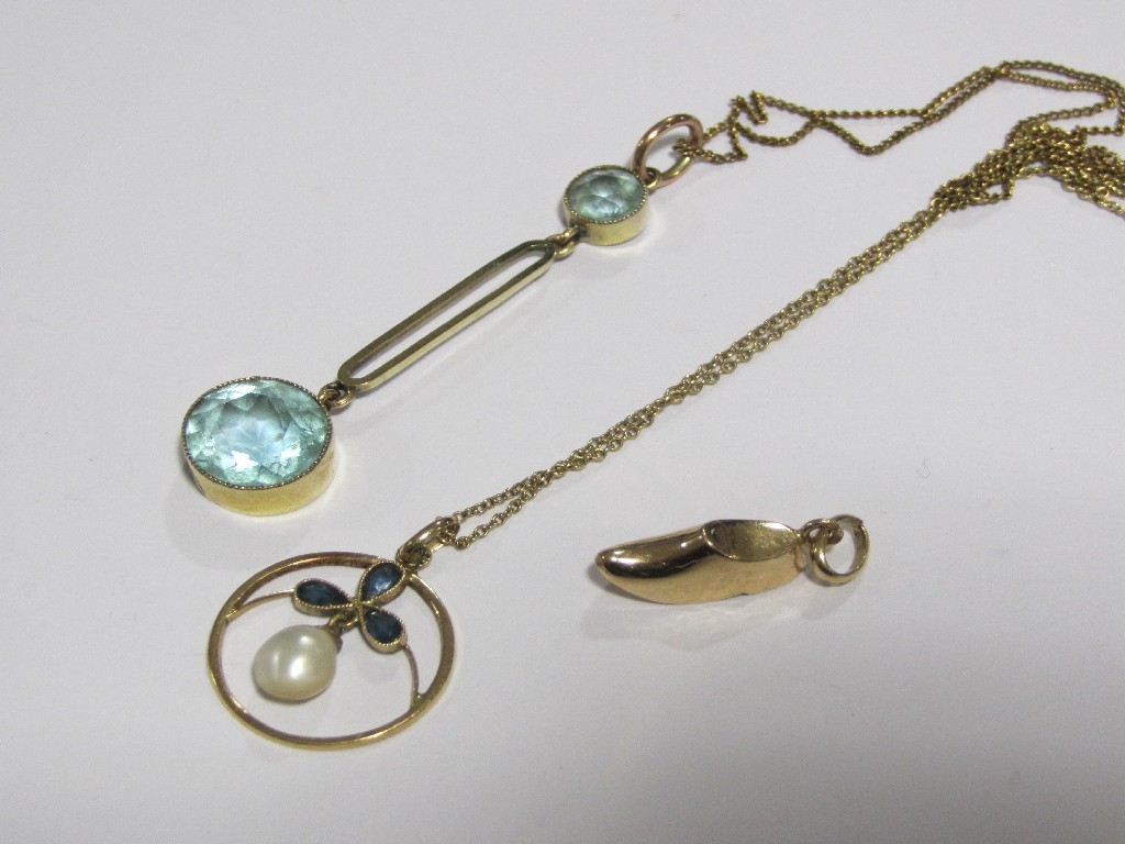 Appraisal: Lot comprising an Edwardian gold aquamarine set pendant a gold