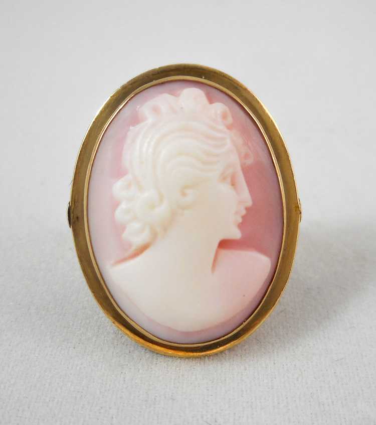 Appraisal: PINK AND WHITE CAMEO AND YELLOW GOLD RING The k