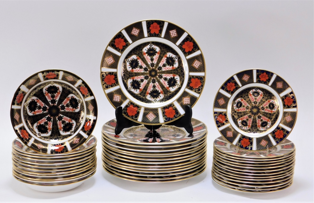 Appraisal: PC ROYAL CROWN DERBY OLD IMARI PLATE BOWL SET England