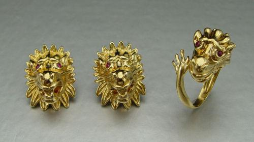 Appraisal: K DRAGON OR LION MOTIF EARRING RING SET K yellow