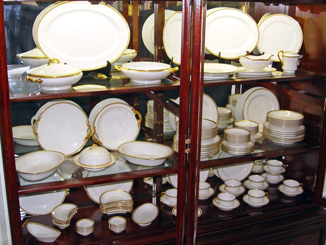 Appraisal: FRENCH HAVILAND LIMOGES GOLD RIM FINE CHINA SERVICE Approx pieces