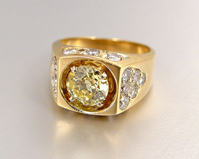 Appraisal: CTW FANCY LIGHT YELLOW DIAMOND RING k yellow gold man's