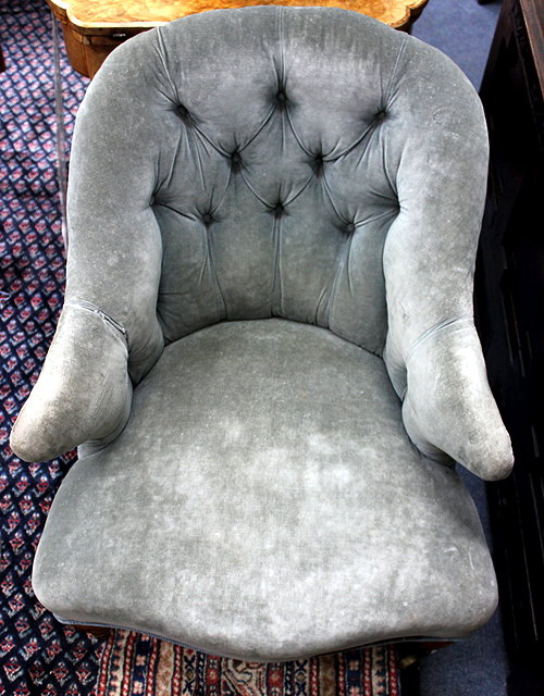 Appraisal: A HOWARD STYLE VICTORIAN BUTTON UPHOLSTERED LOW CHAIR short wing