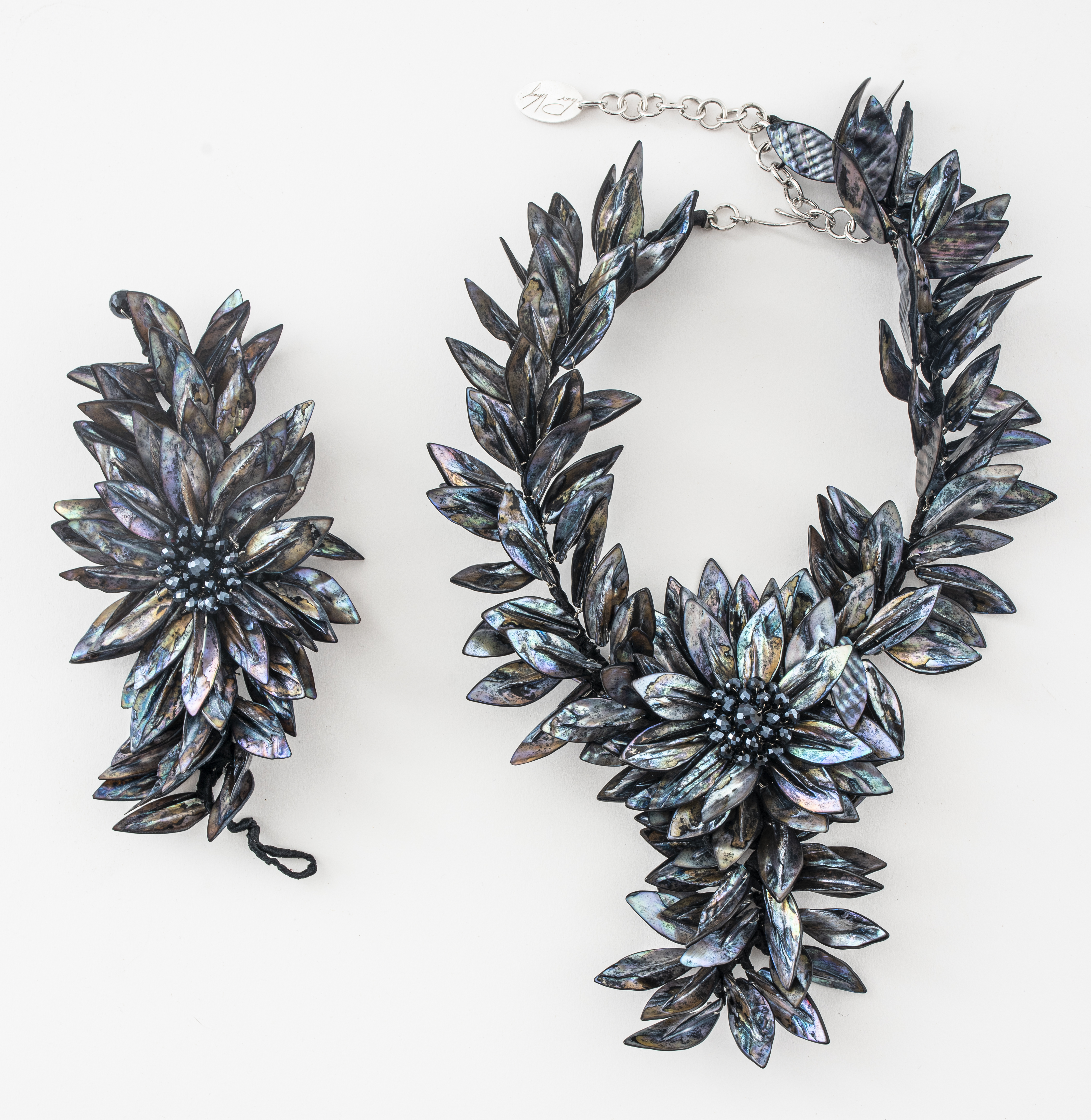 Appraisal: VILAIWAN SHELL FLORAL NECKLACE BRACELET SET Vilaiwan designer silver tone