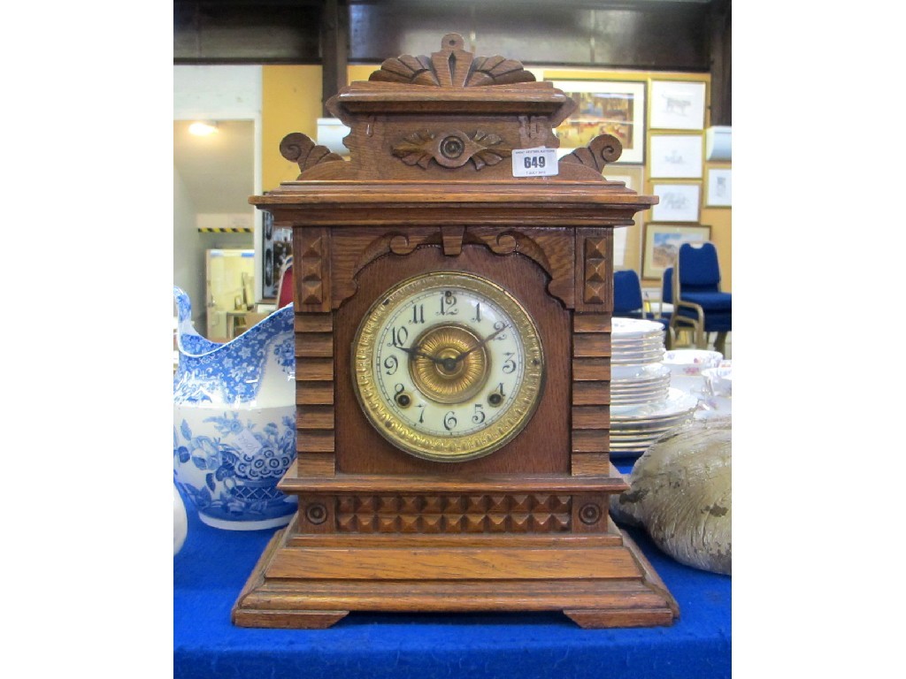 Appraisal: Wooden mantel clock