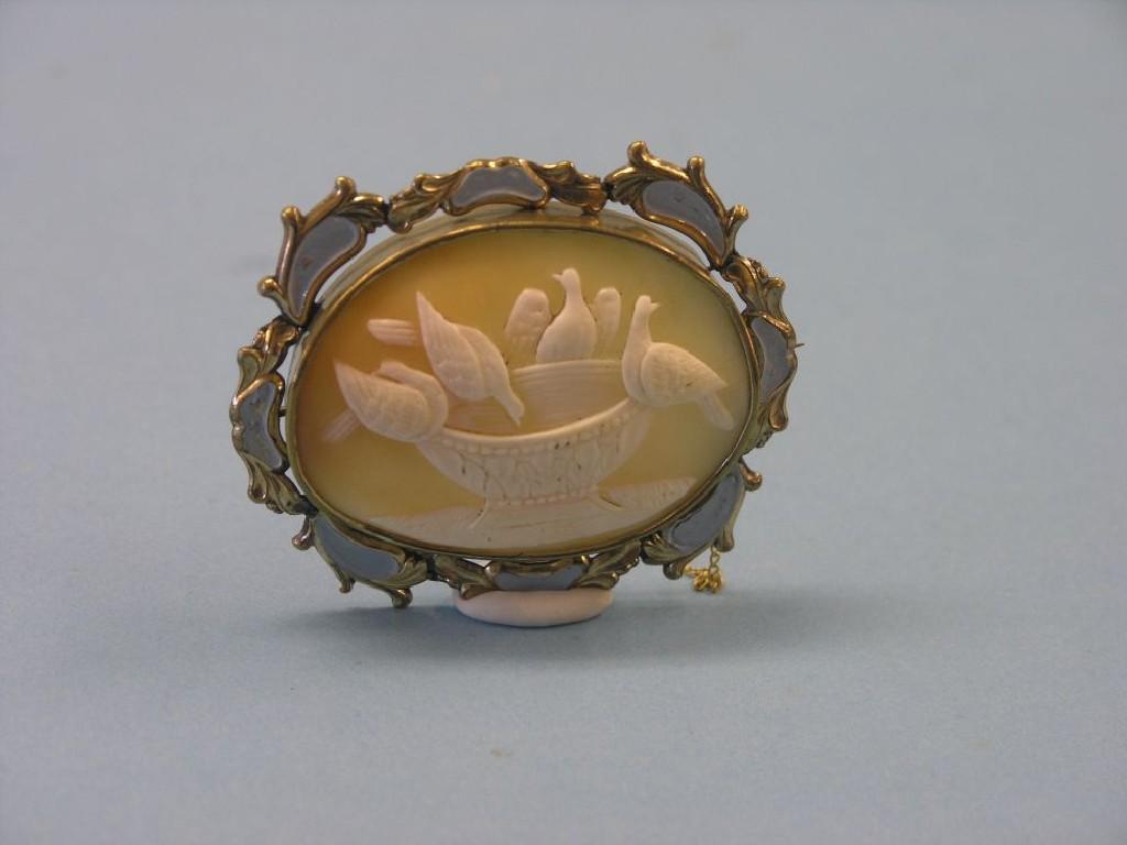 Appraisal: A large cameo brooch oval-shape carved with doves at an