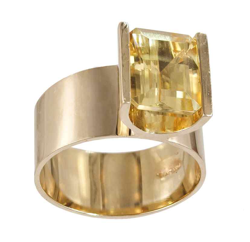 Appraisal: K CITRINE RING K yellow gold ring contains one emerald