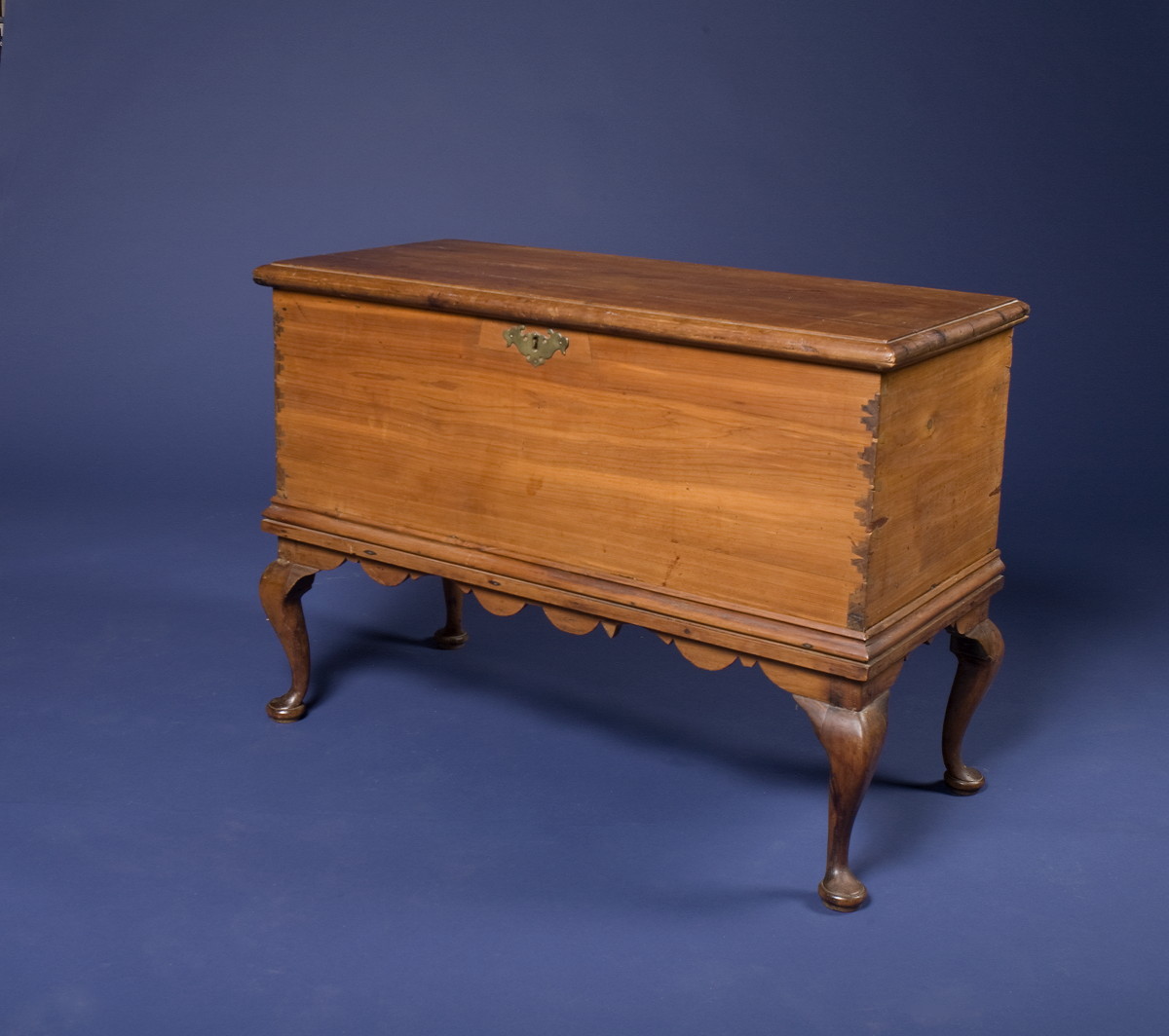 Appraisal: BERMUDA QUEEN ANNE CEDAR BLANKET CHEST-ON-FRAME WITH DECORATIVE DOVETAILING The