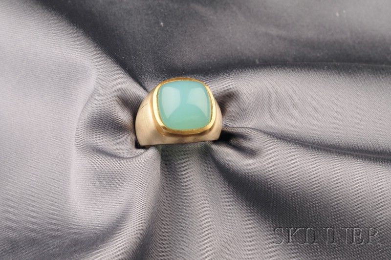 Appraisal: kt Bi-color Gold and Chalcedony Ring set with a cerulean