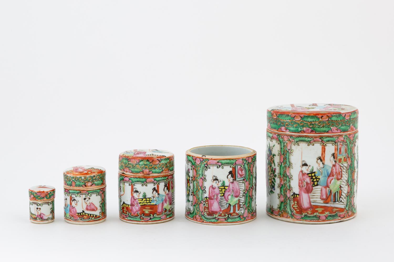 Appraisal: ROSE MEDALLION LIDDED ROUND PORCELAIN BOXES Group of five Chinese