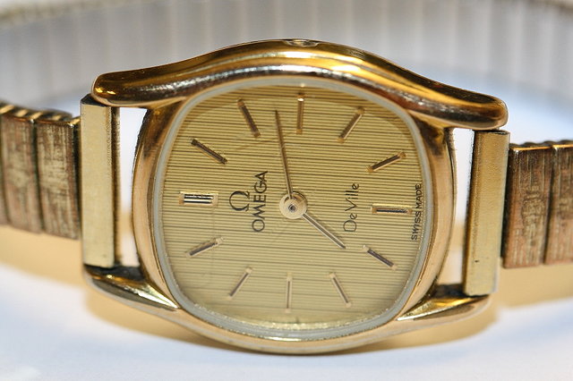 Appraisal: A GENTLEMANS QUARTZ MOVEMENT TISSOT WRISTWATCH and a ladies Omega