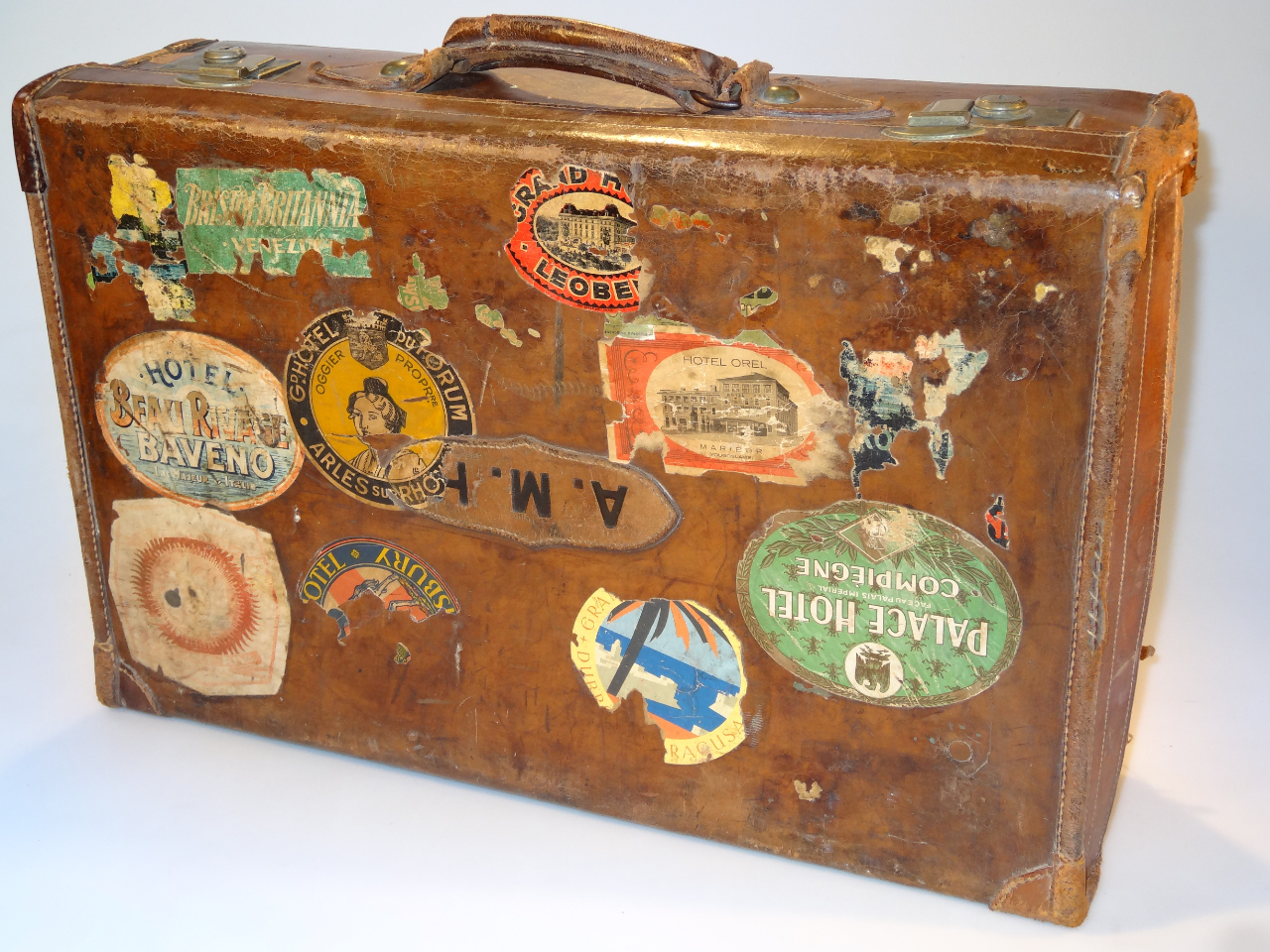 Appraisal: An early thC pressed leather travel case with Secure Lever