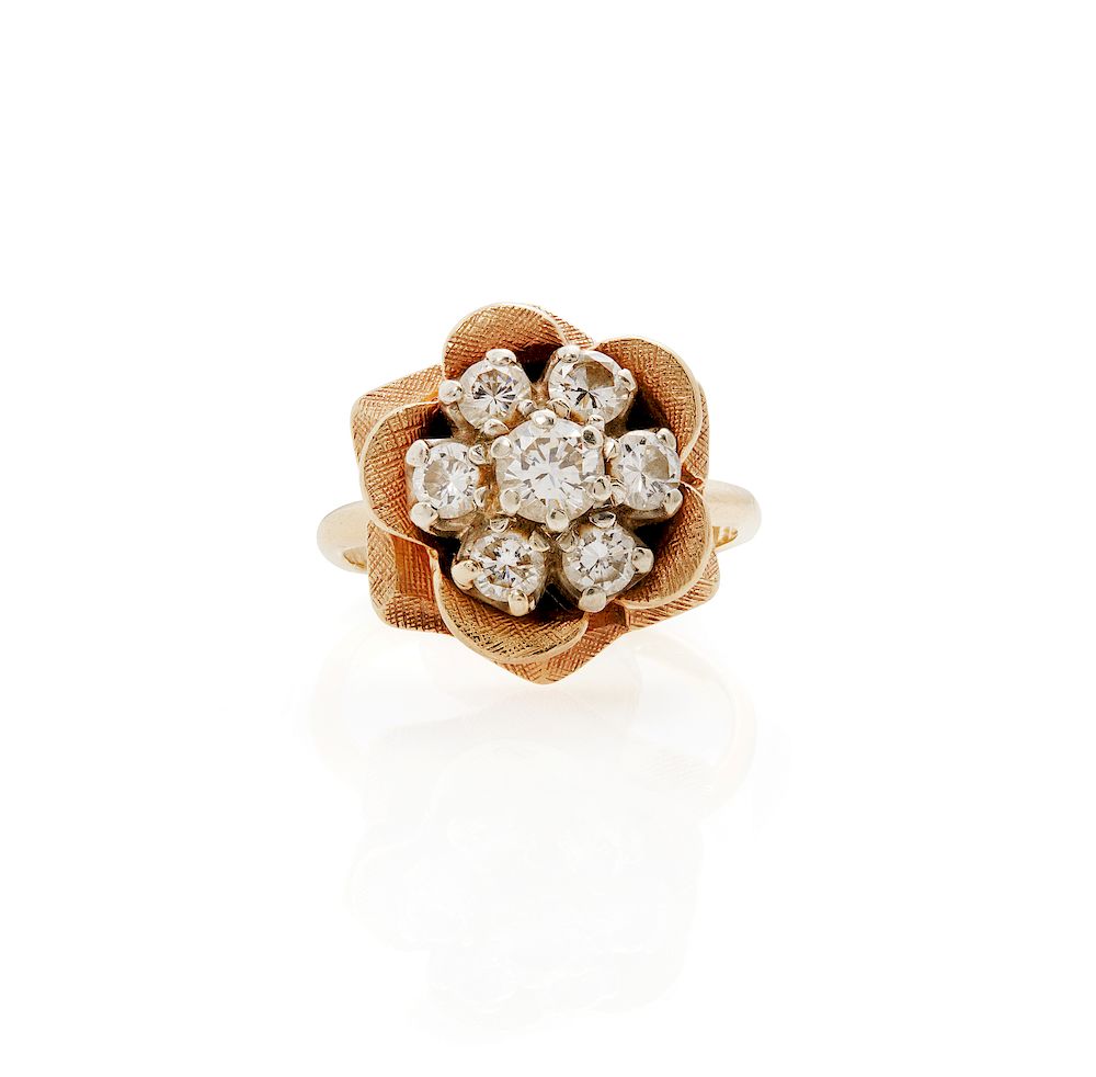 Appraisal: k Diamond Ring Lady's diamond k ring in a floral