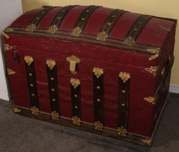 Appraisal: A TH CENTURY 'HUMP BACK' TRAVEL TRUNK WITH WOODThe Victorian