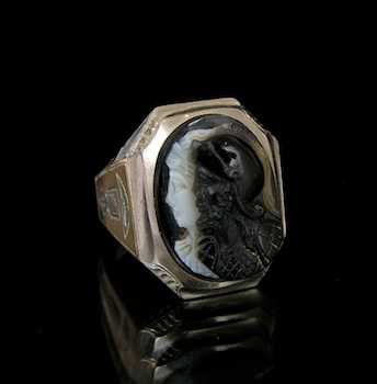 Appraisal: A Men's Carved Cameo Ring A men's carved cameo ring