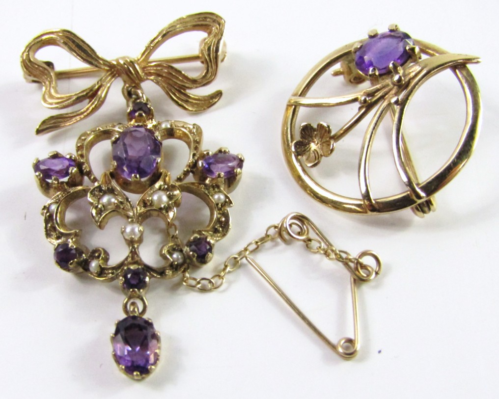 Appraisal: A ct gold amethyst and seed pearl pendant on a