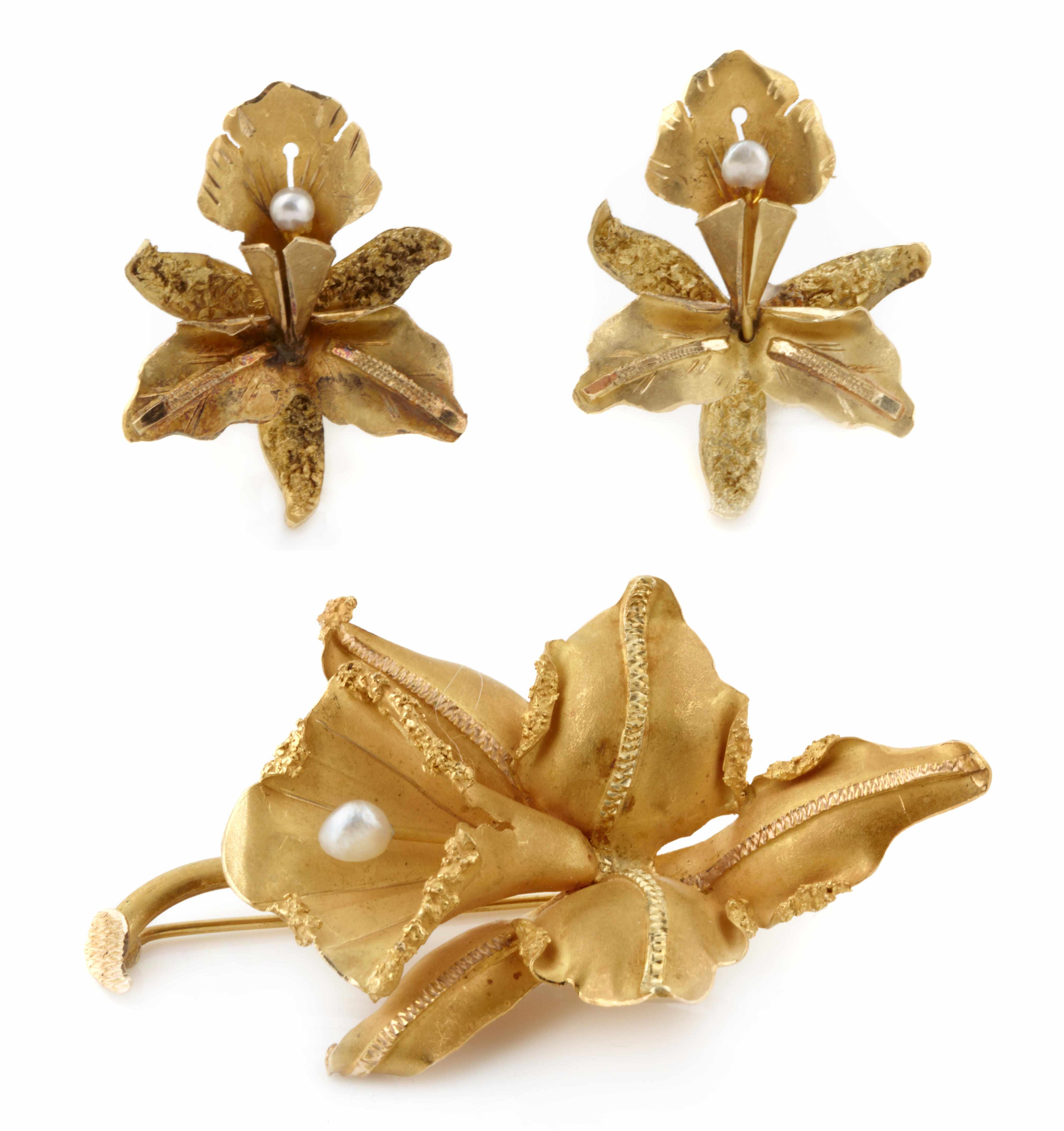 Appraisal: A cultured pearl and eighteen karat gold brooch and matching