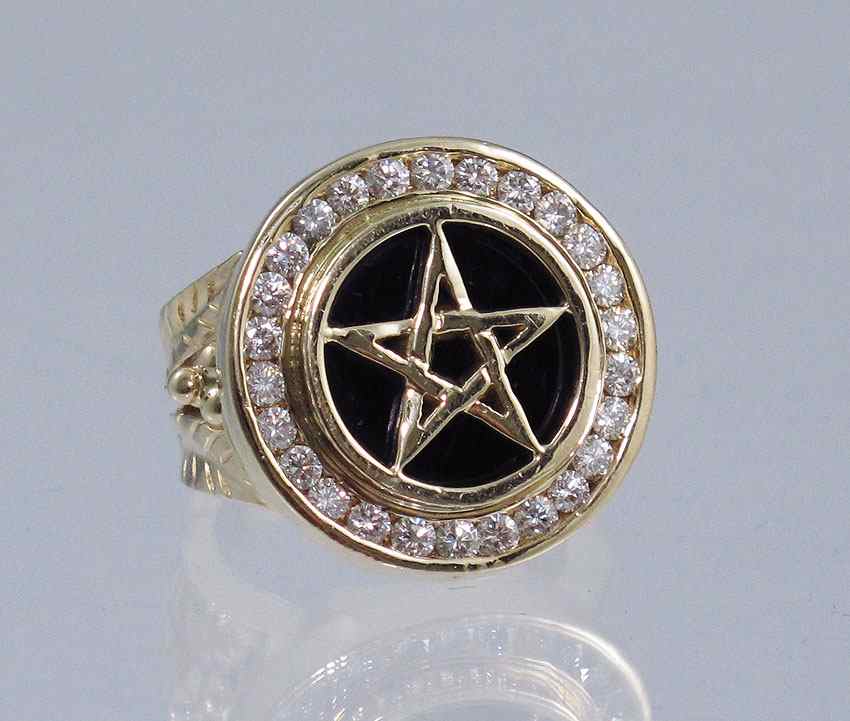 Appraisal: K GOLD DIAMOND AND ONYX PENTAGRAM RING k yellow gold