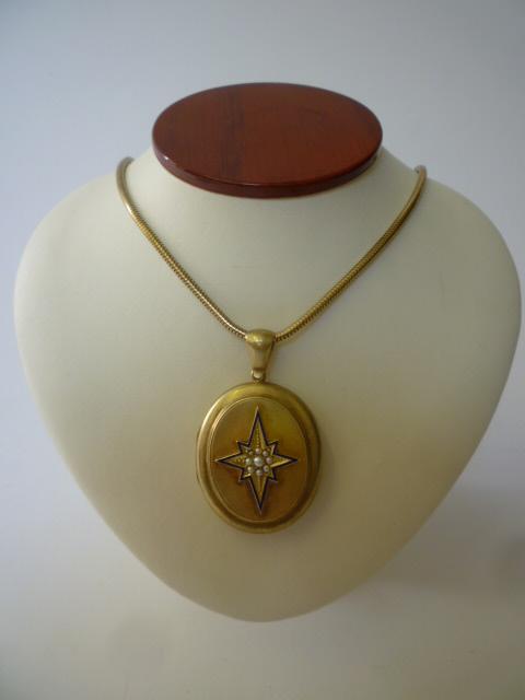 Appraisal: A VICTORIAN GOLD LOCKET of oval form the hinged front