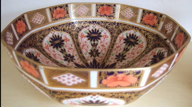 Appraisal: A Royal Crown Derby bowl decorated in the Imari pattern