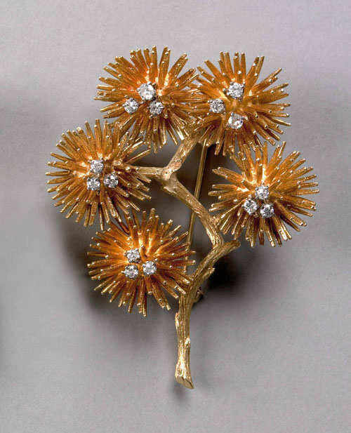 Appraisal: Diamond and K gold floral brooch with cluster of thistle