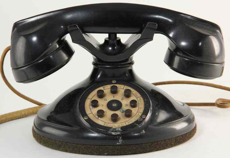 Appraisal: Straumburg-Carlson Vintage Telephoneearly black plastic oval form base circular form