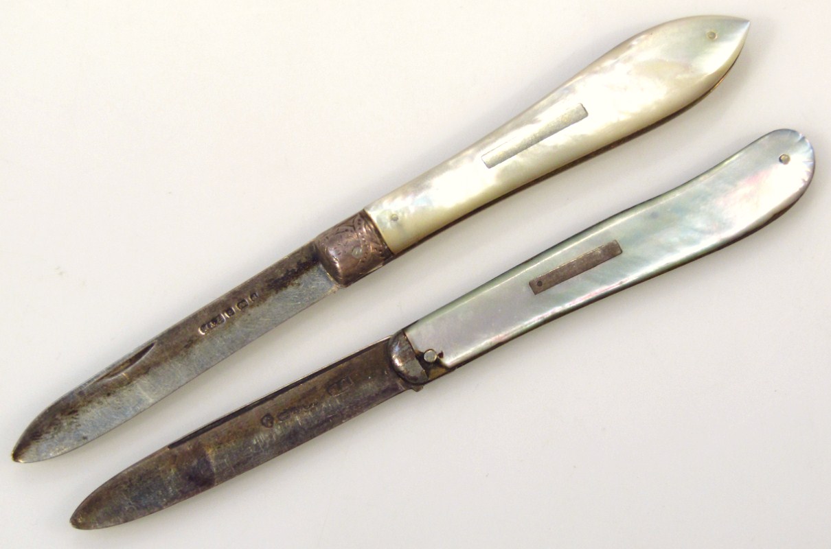 Appraisal: An Edwardian silver fruit knife with shaped mother-of-pearl and silver