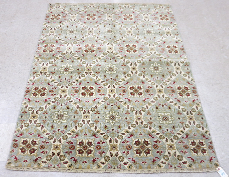 Appraisal: A CONTEMPORARY HAND KNOTTED ORIENTAL AREA RUG Indo-Persian repeating garden