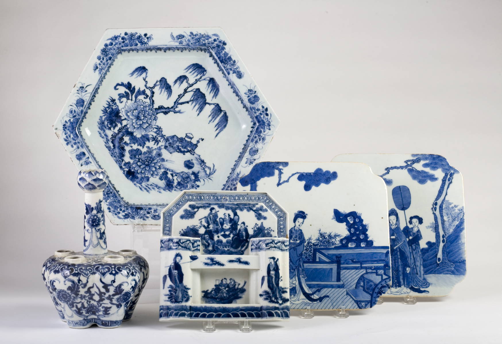 Appraisal: COLLECTION OF CHINESE BLUE AND WHITE PORCELAIN OBJECTS INCLUDING AN