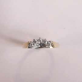 Appraisal: An ct gold curved five stone round brilliant cut diamond