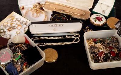 Appraisal: A large collection of costume jewellery to include brooches earrings