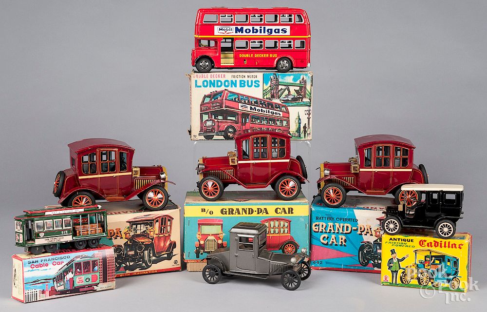 Appraisal: Collection of battery operated and tin toys Collection of battery