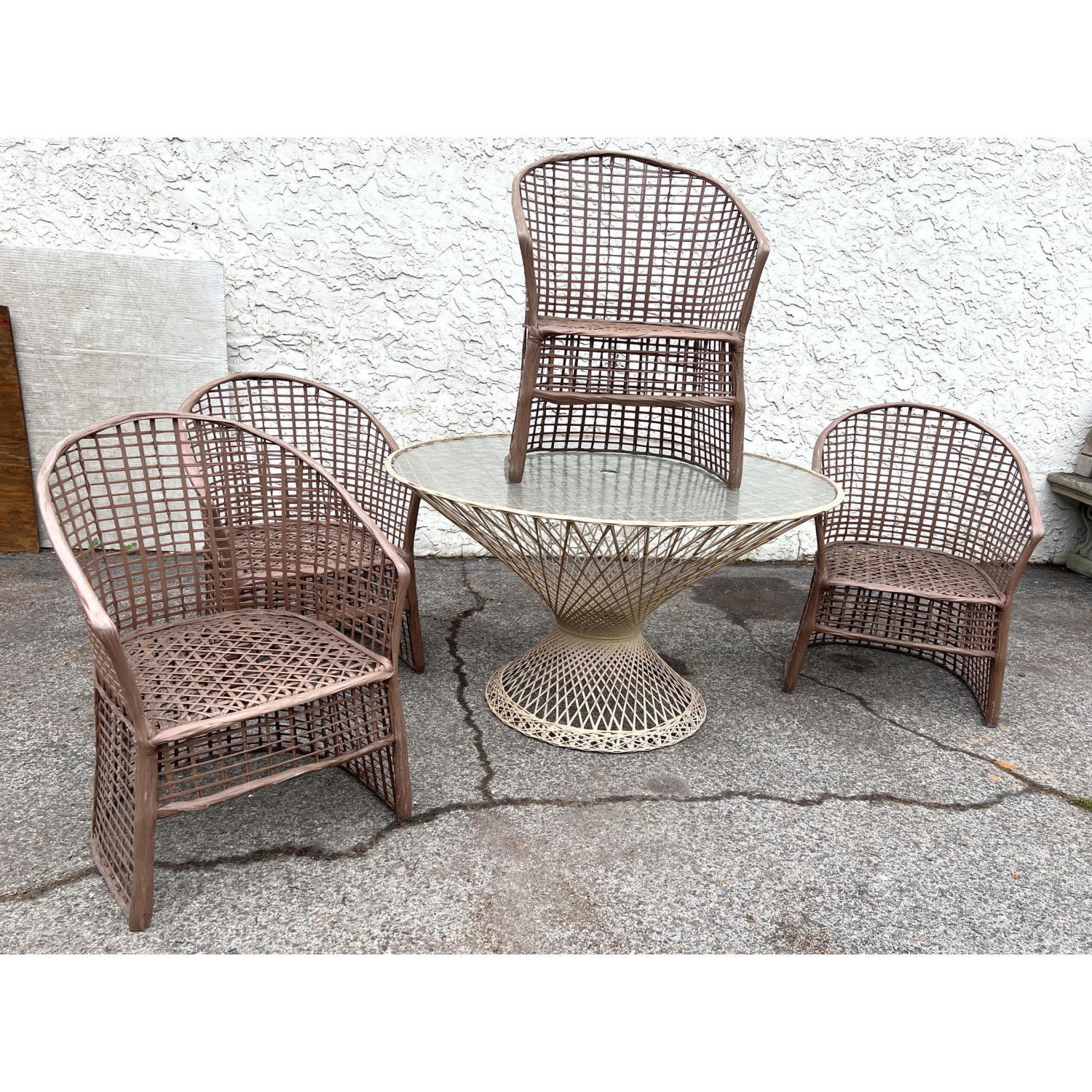 Appraisal: Large Spun Fiberglass Dining Table Table and Barrel Back Chairs