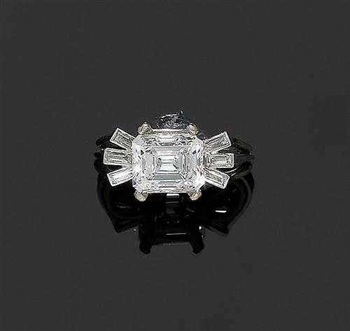 Appraisal: DIAMOND RING BINDER ca White gold g Classic-elegant ring the