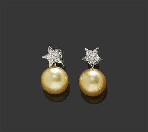 Appraisal: PEARL AND BRILLIANT-CUT DIAMOND STUD EARRINGS White gold Decorative stud