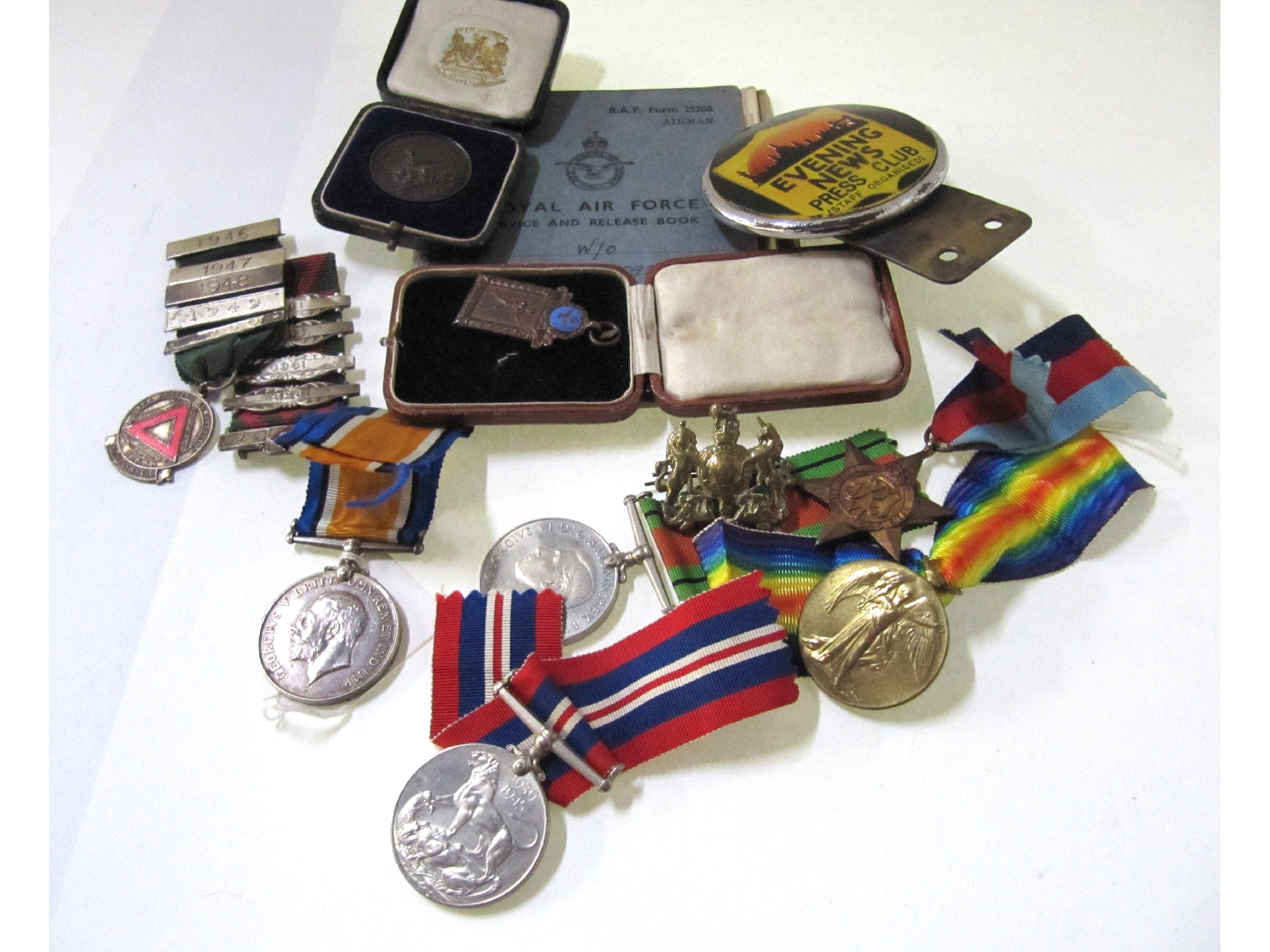 Appraisal: A lot comprising a WWI group of two to Cpl