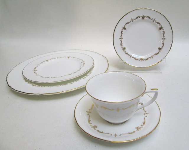 Appraisal: ROYAL WORCESTER FINE CHINA SET thirty pieces service for six