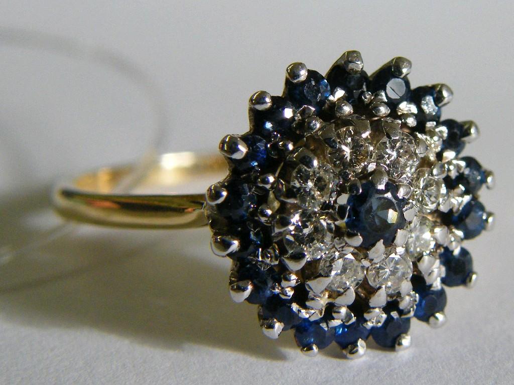 Appraisal: ct diamond and sapphire reverse cluster ring gm size S