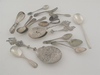 Appraisal: A mixed lot a duck-billed caddy spoon a Victorian fiddle