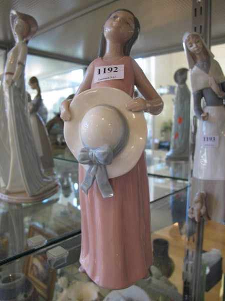 Appraisal: LLADRO FIGURE GIRL WITH HAT