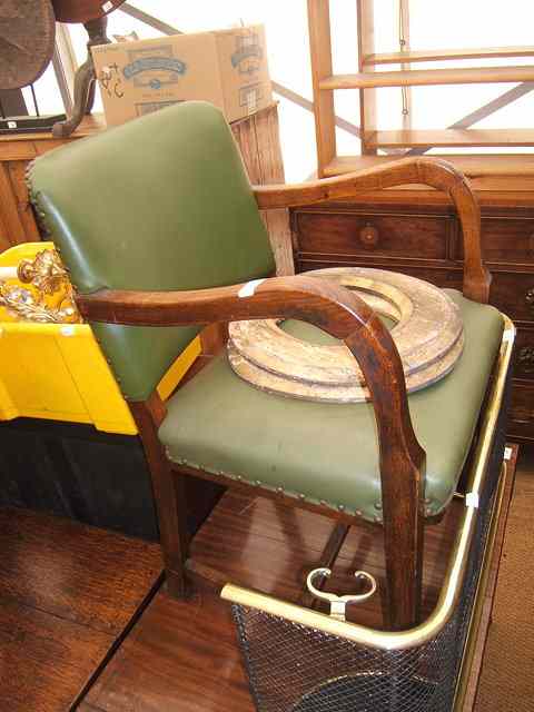 Appraisal: A CAPTAINS ELM ARMCHAIR with arching spindle back and saddle