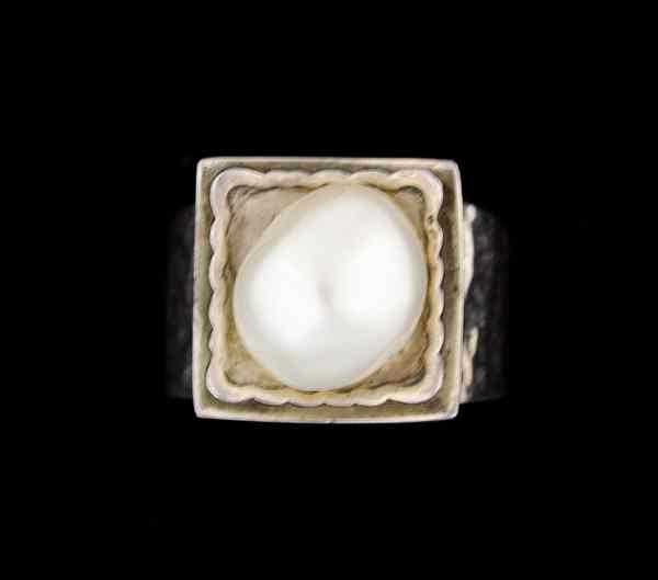 Appraisal: Sterling Silver Ring A sterling silver ring with a cultured