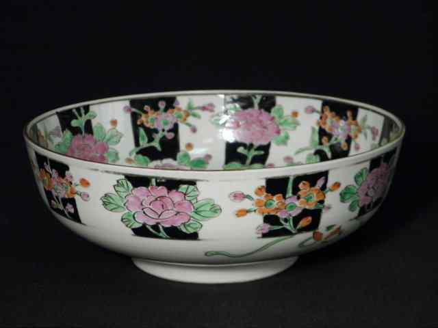 Appraisal: A Nippon Japanese porcelain bowl Hand painted with flowers and