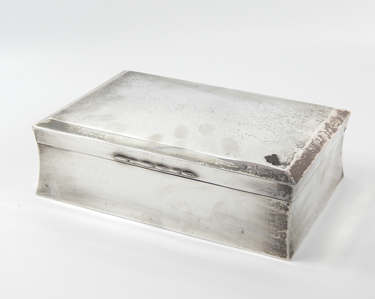 Appraisal: A George V silver cigar box of curvilinear rectangular form