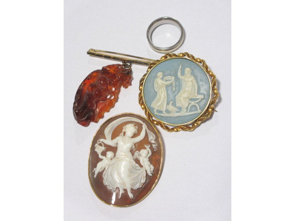 Appraisal: Lot comprising Wedgwood cameo in unmarked gold rope twist mount