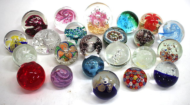 Appraisal: A COLLECTION OF TWENTY THREE PAPERWEIGHTS to include a Caithness