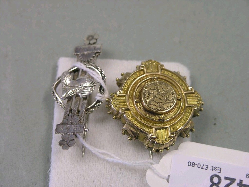 Appraisal: A Victorian ct gold brooch with engraved detail together with