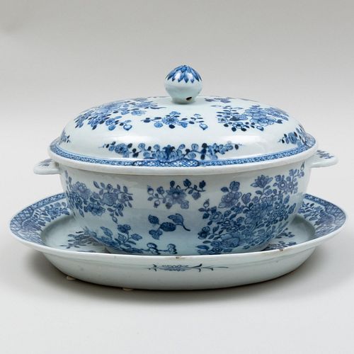 Appraisal: CHINESE EXPORT BLUE AND WHITE PORCELAIN SILVER FORM TUREEN COVER