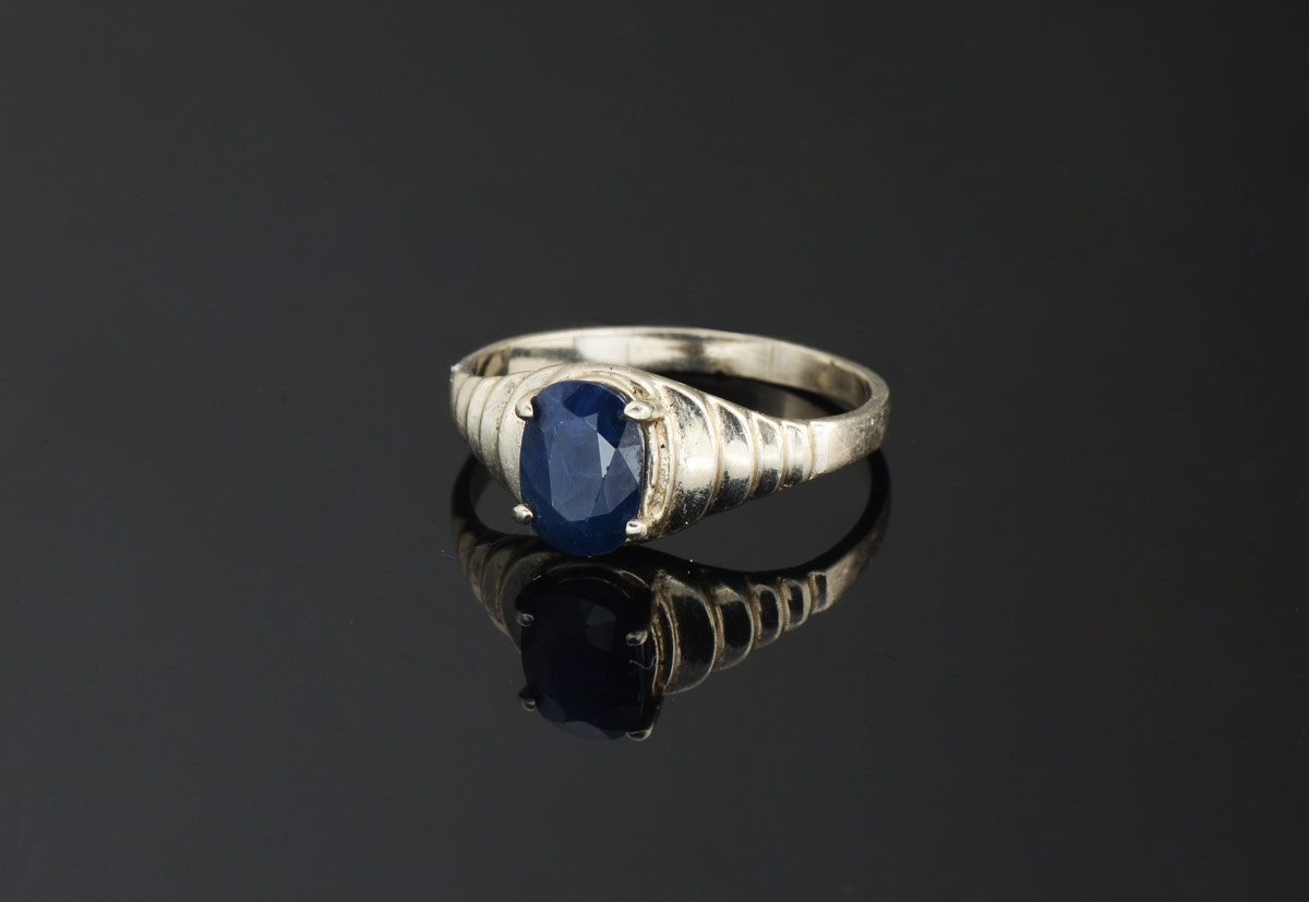 Appraisal: A SWEET CT SAPPHIRE RING K white gold ring centering